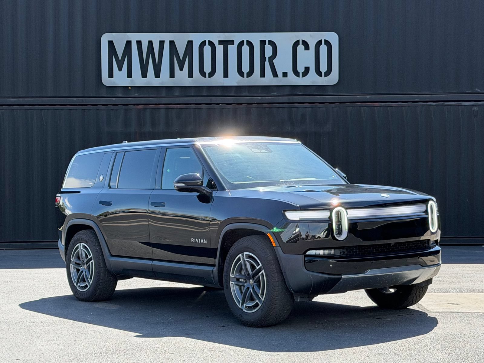 Used 2025 Rivian R1S Adventure AWD/4WD image 1