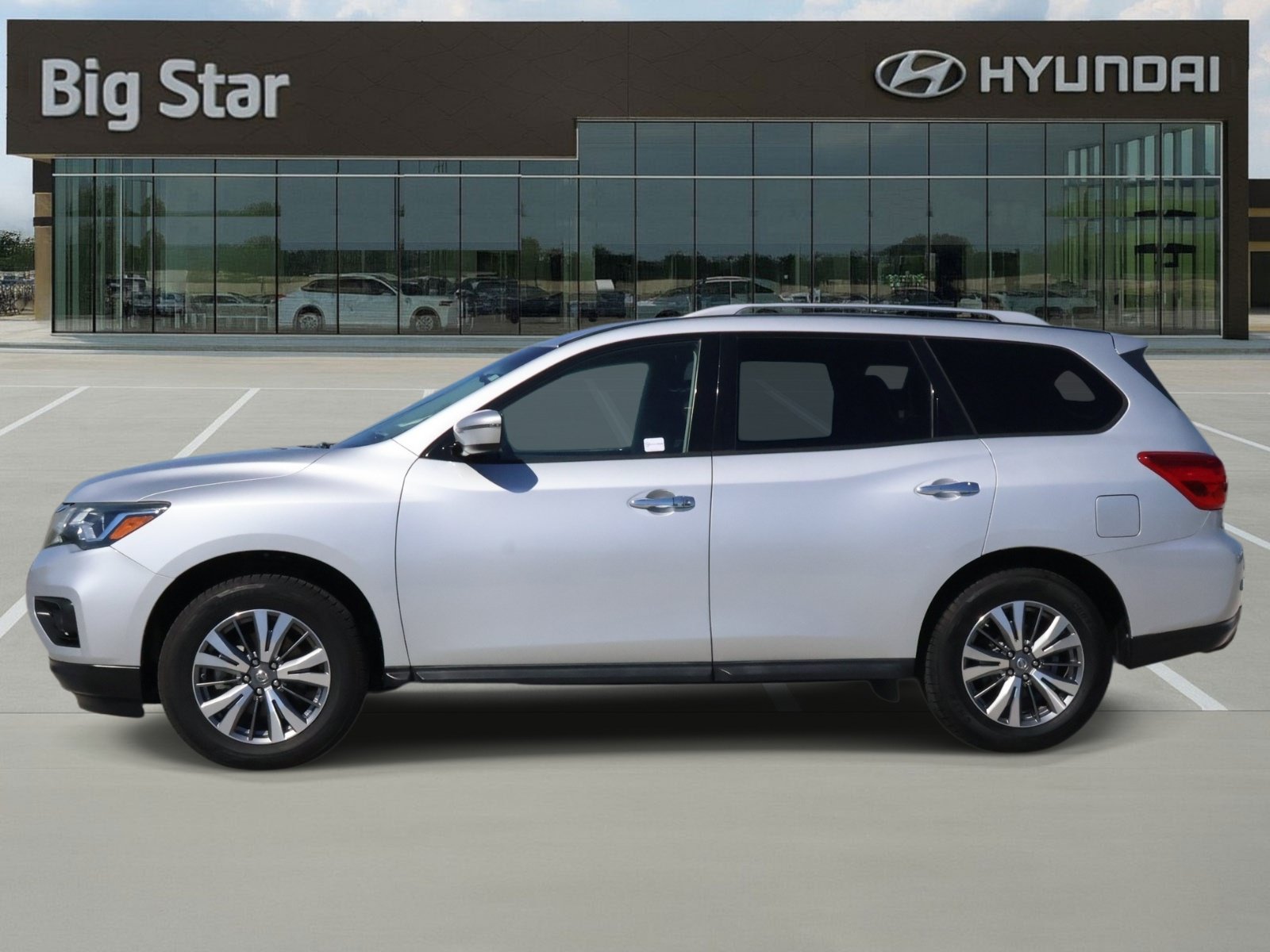 Used 2018 Nissan Pathfinder SV AWD/4WD image 2