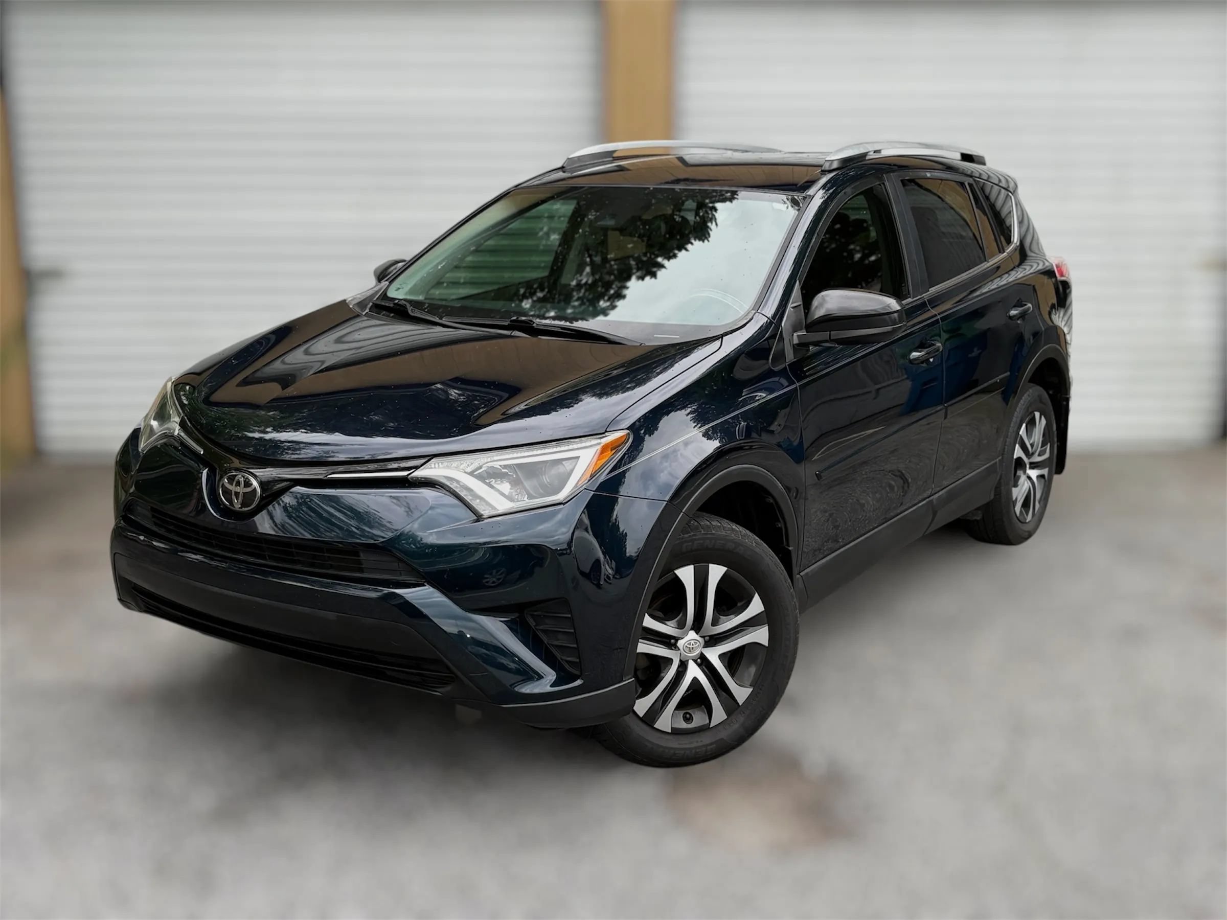 Used 2017 Toyota RAV4 LE FWD image 1