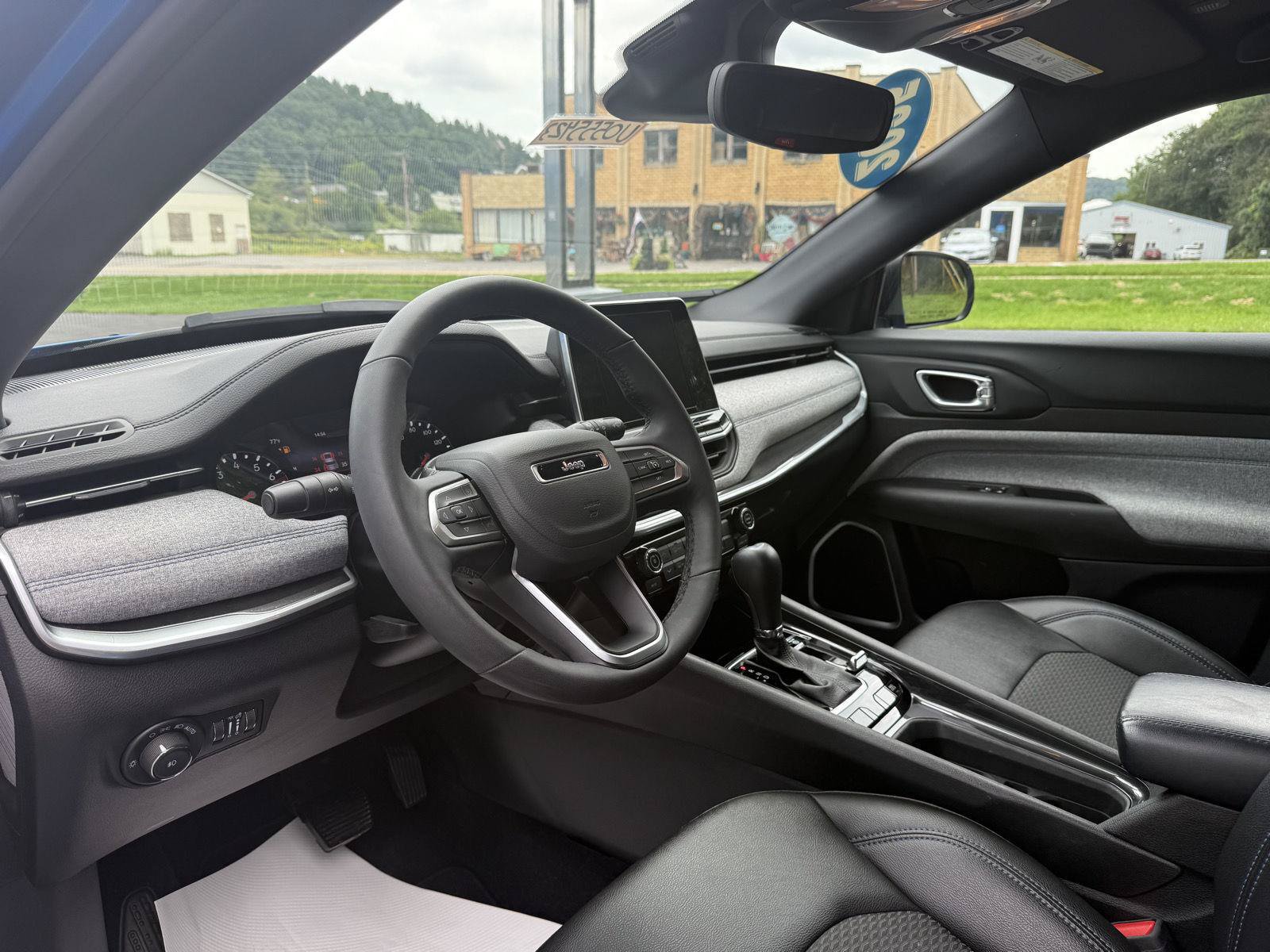 Used 2025 Jeep Compass Latitude AWD/4WD image 7