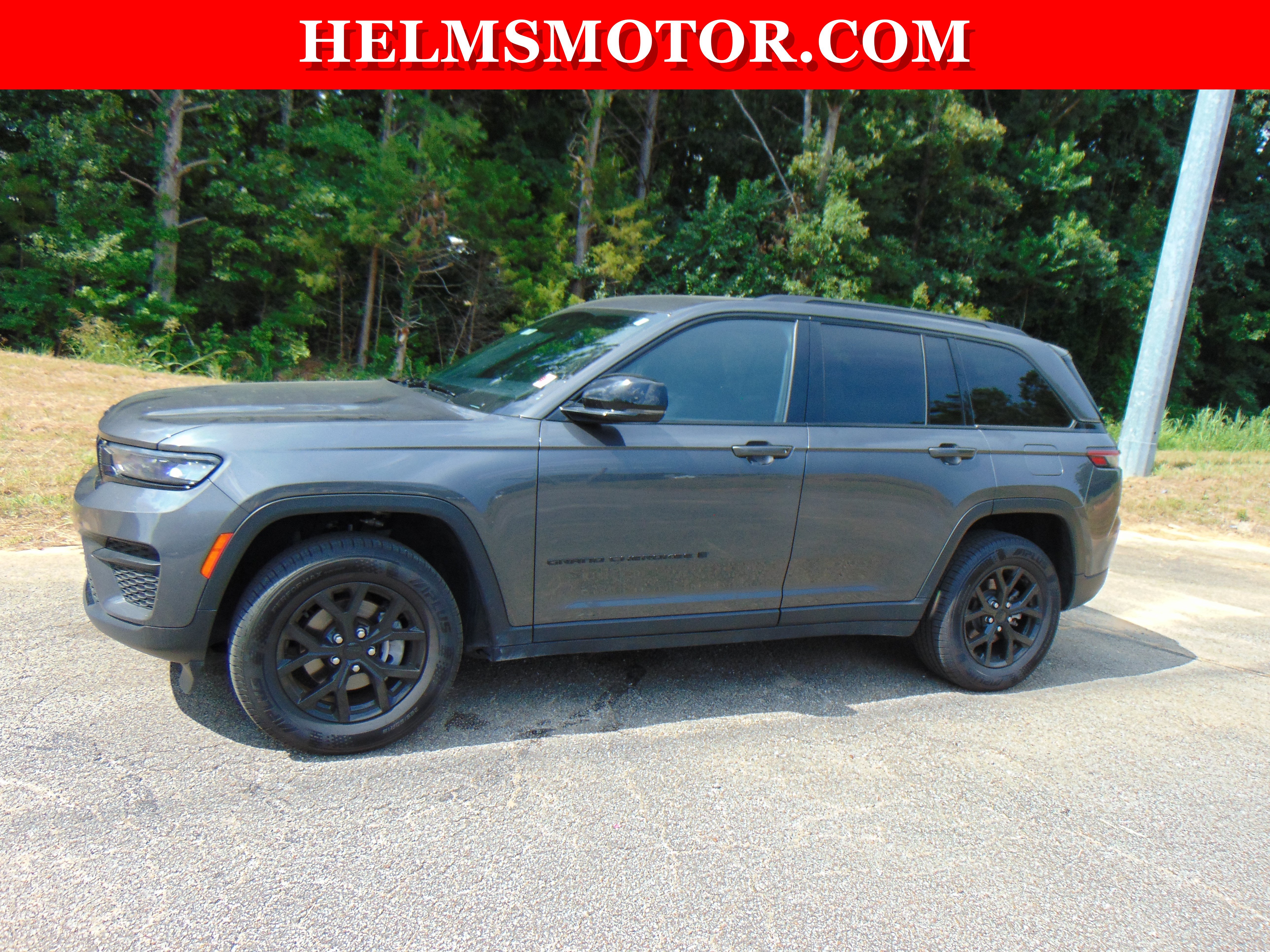 Used 2024 Jeep Grand Cherokee Altitude RWD image 2