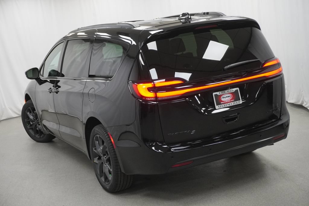 New 2027 Chrysler Pacifica Limited AWD/4WD image 11