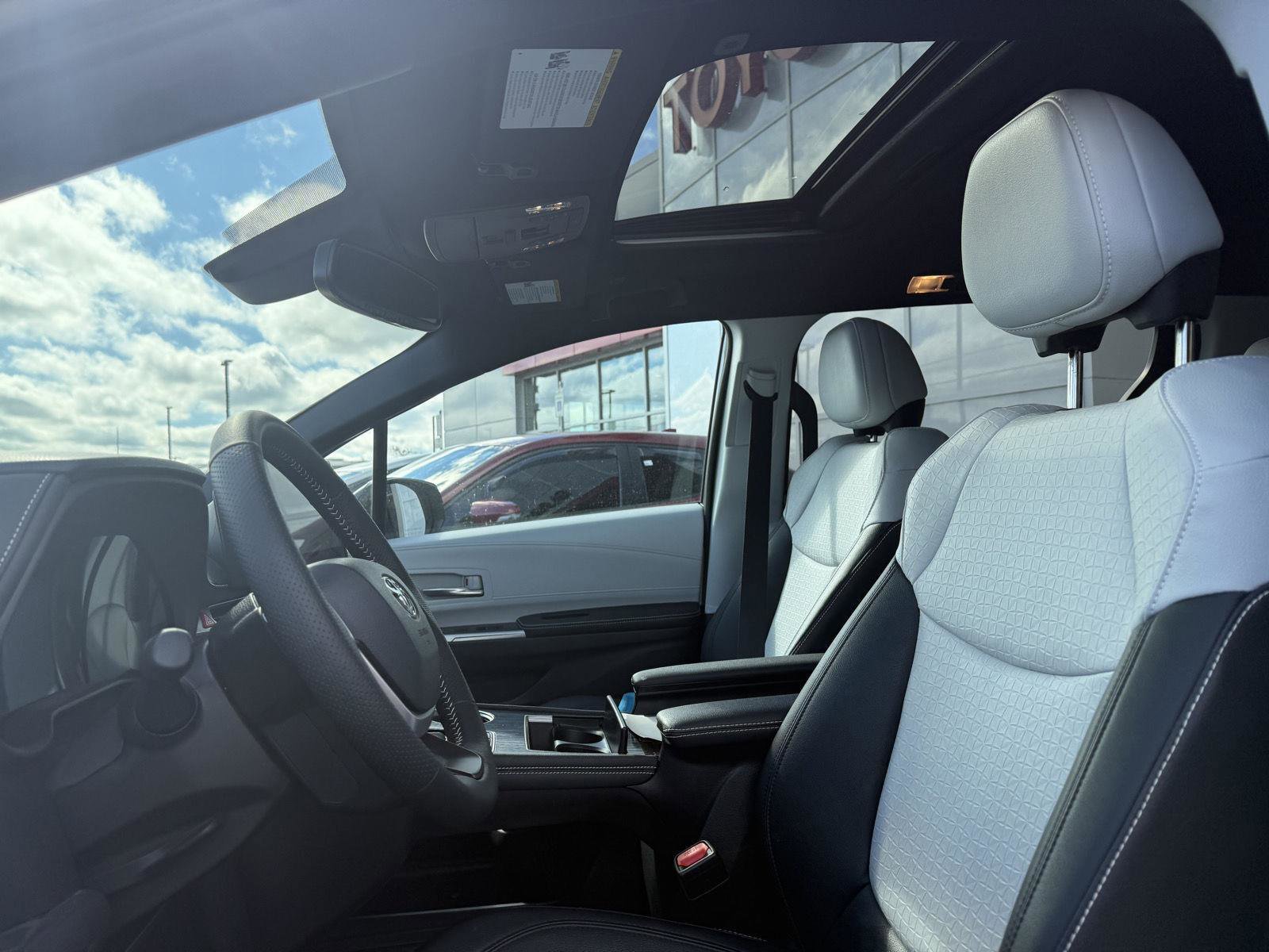 Used 2025 Toyota Sienna XSE w/ XSE Plus Package image 20