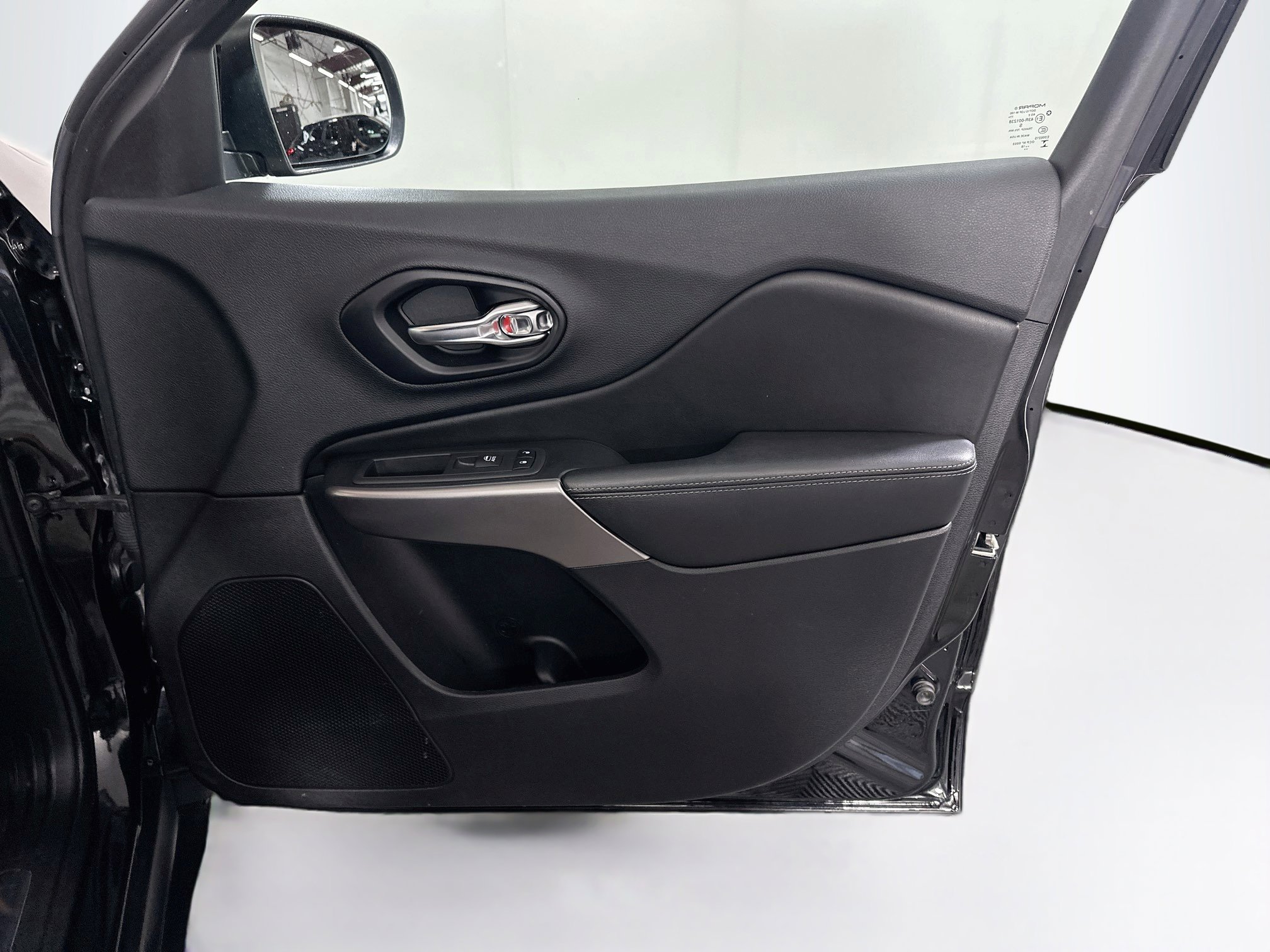 Used 2019 Jeep Cherokee Limited w/ Technology Group FWD image 30