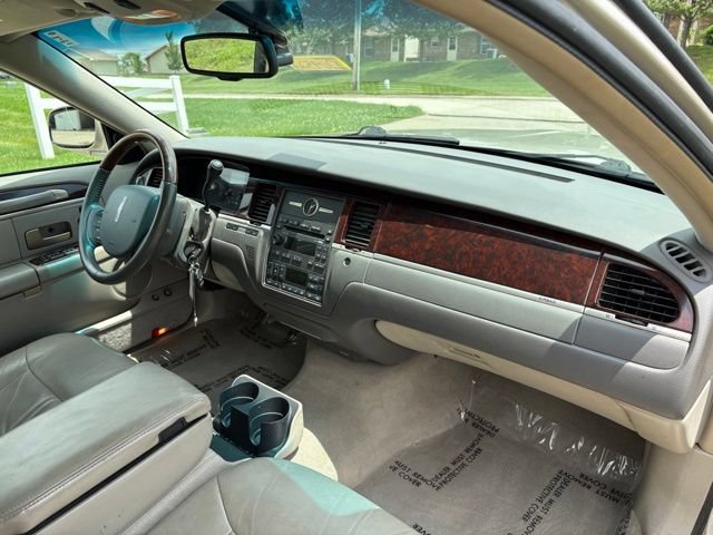 Used 2006 Lincoln Town Car Signature Limited RWD image 19