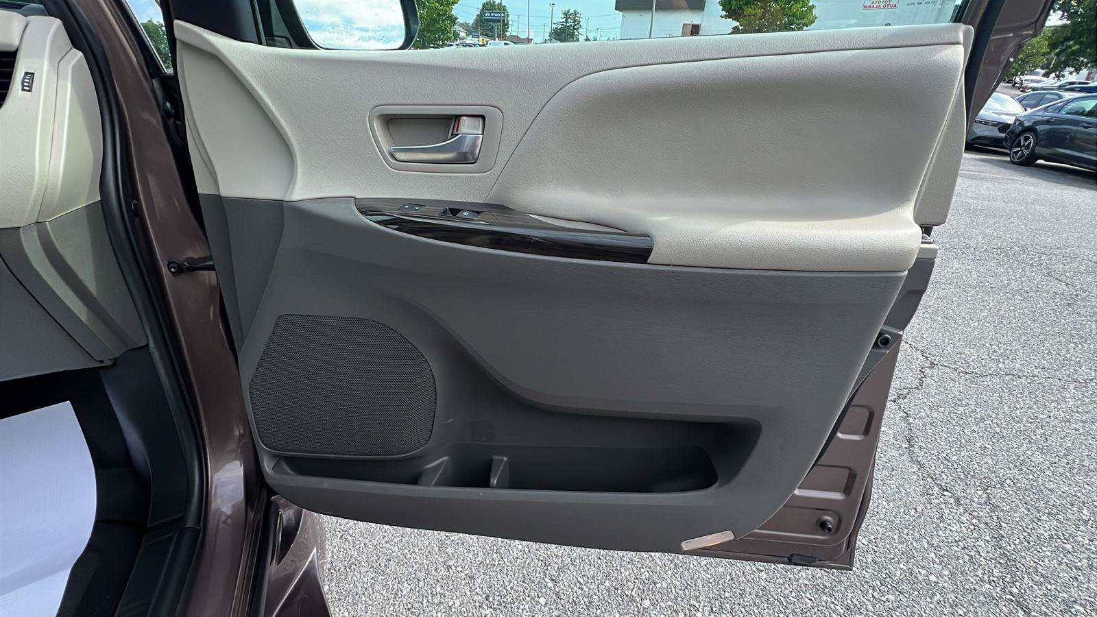 Used 2020 Toyota Sienna XLE w/ XLE Navigation Package FWD image 13