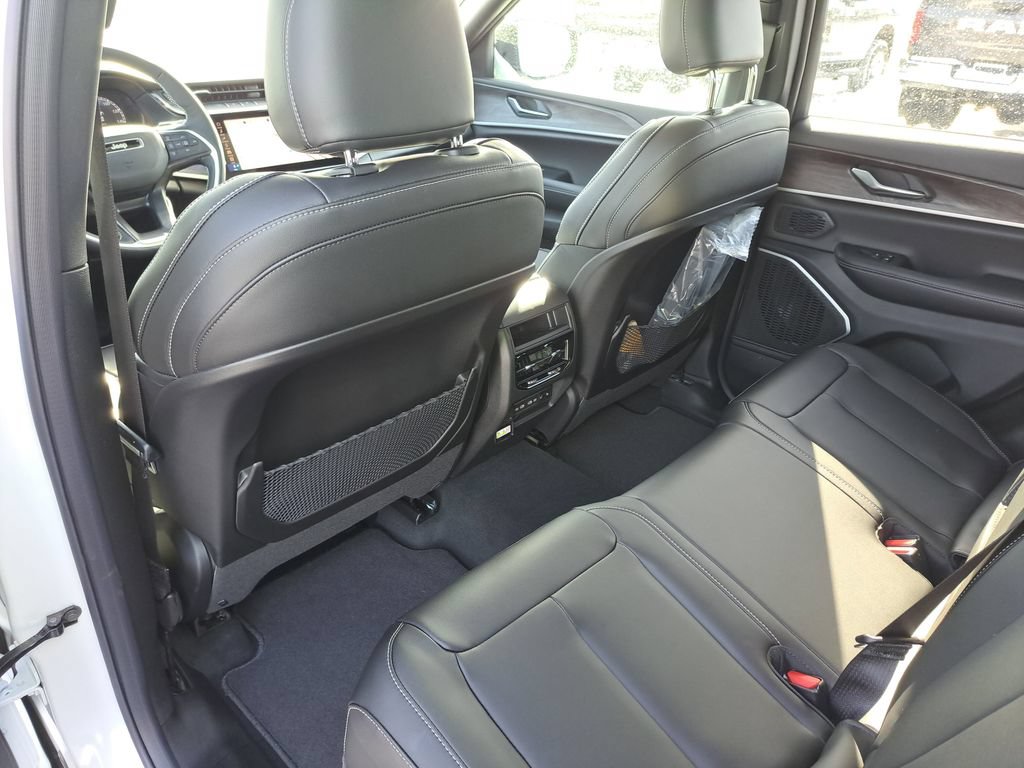 New 2026 Jeep Grand Cherokee Limited w/ Limited Altitude Package AWD/4WD image 15