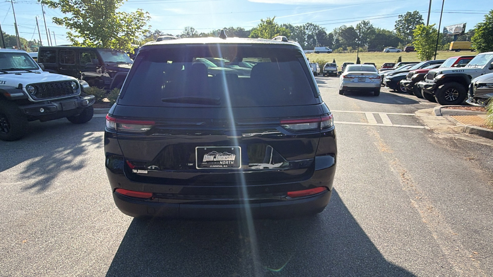 Used 2025 Jeep Grand Cherokee Altitude AWD/4WD image 9