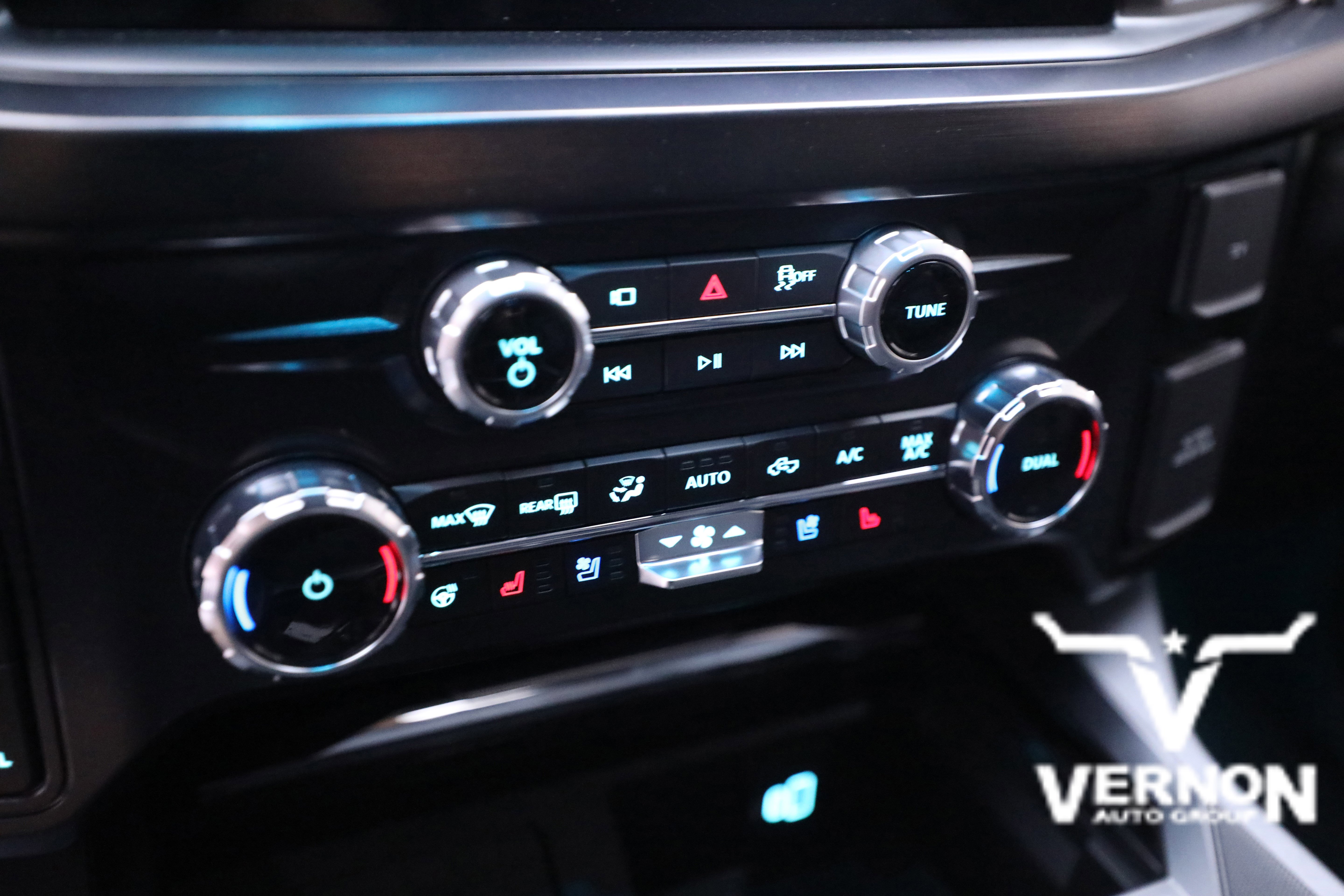 New 2026 Ford F250 Lariat w/ Black Appearance Package image 25