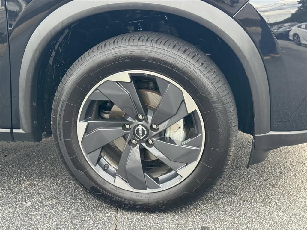Certified 2025 Nissan Rogue SV FWD image 9