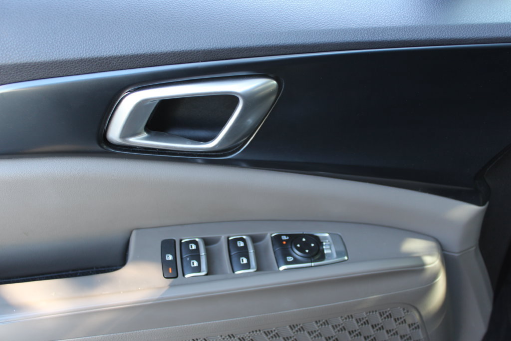Used 2025 Kia Carnival FWD image 11