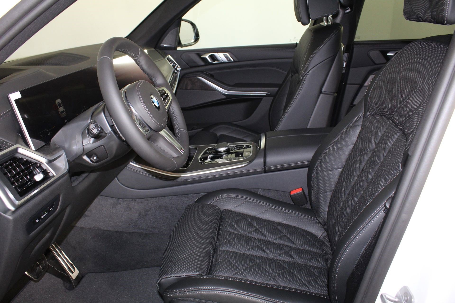 New 2026 BMW X5 xDrive40i w/ M Sport Package AWD/4WD image 5