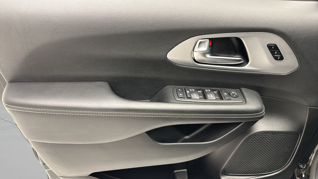 Used 2025 Chrysler Pacifica Limited FWD image 14