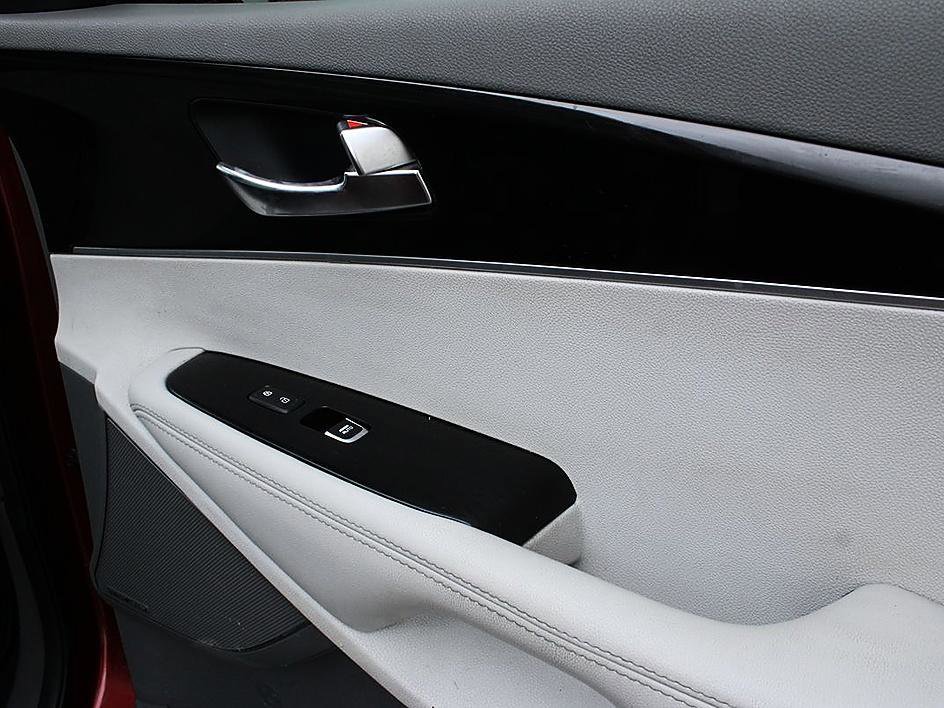 Used 2019 Kia Sorento SX image 31