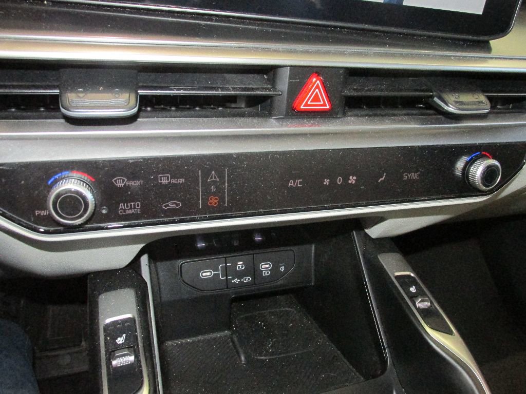 Used 2025 Kia Sorento S image 23