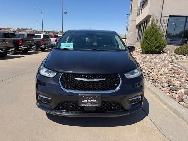 Used 2023 Chrysler Pacifica Touring-L FWD image 2