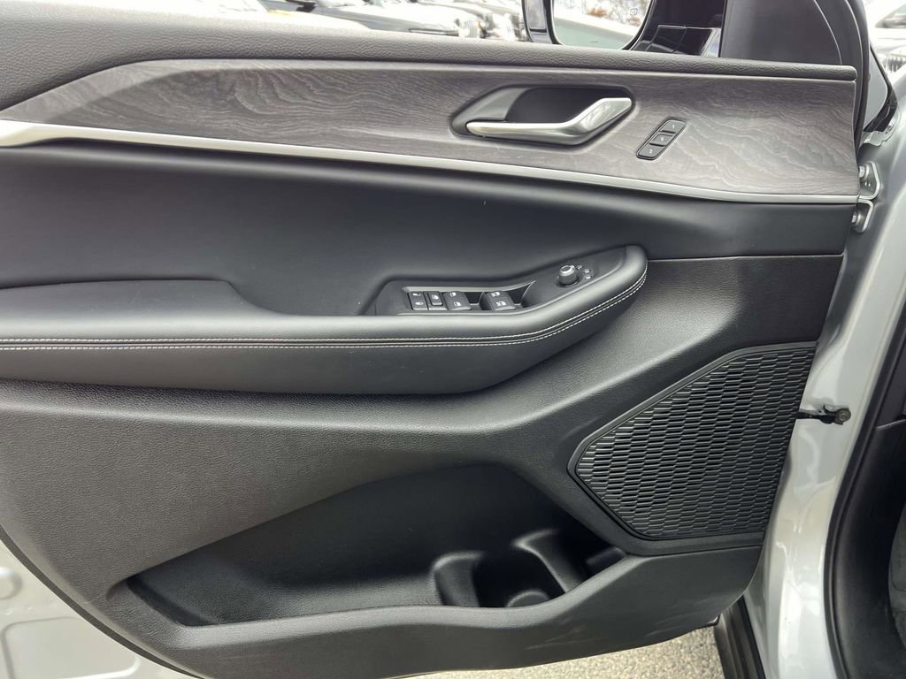 Used 2025 Jeep Grand Cherokee L Limited image 23