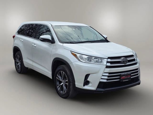 Used 2018 Toyota Highlander LE image 3
