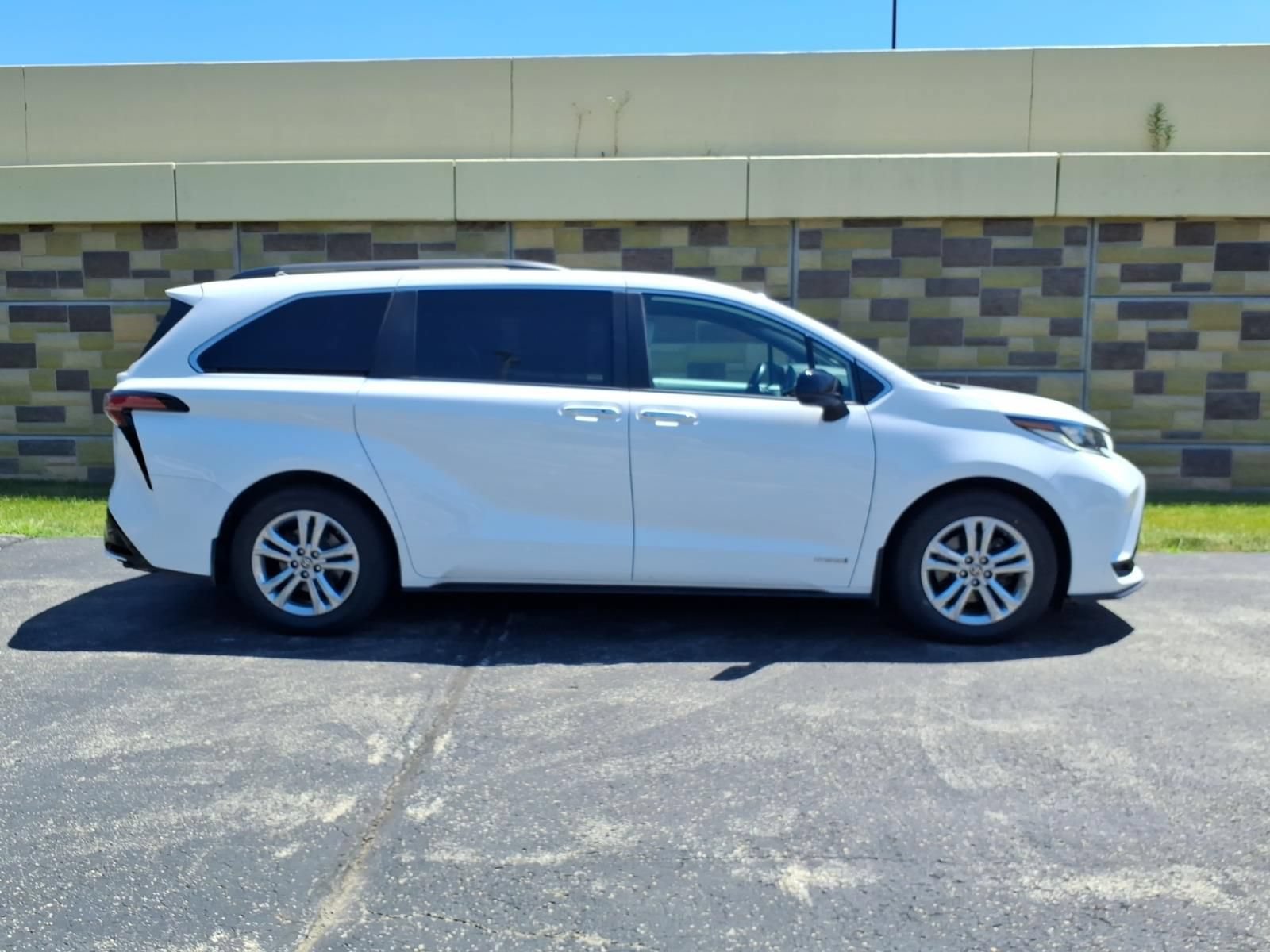 Used 2021 Toyota Sienna XSE AWD/4WD image 11