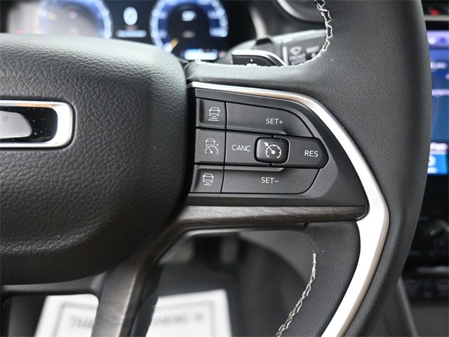 Used 2025 Jeep Grand Cherokee Limited w/ Luxury Tech Group II image 16