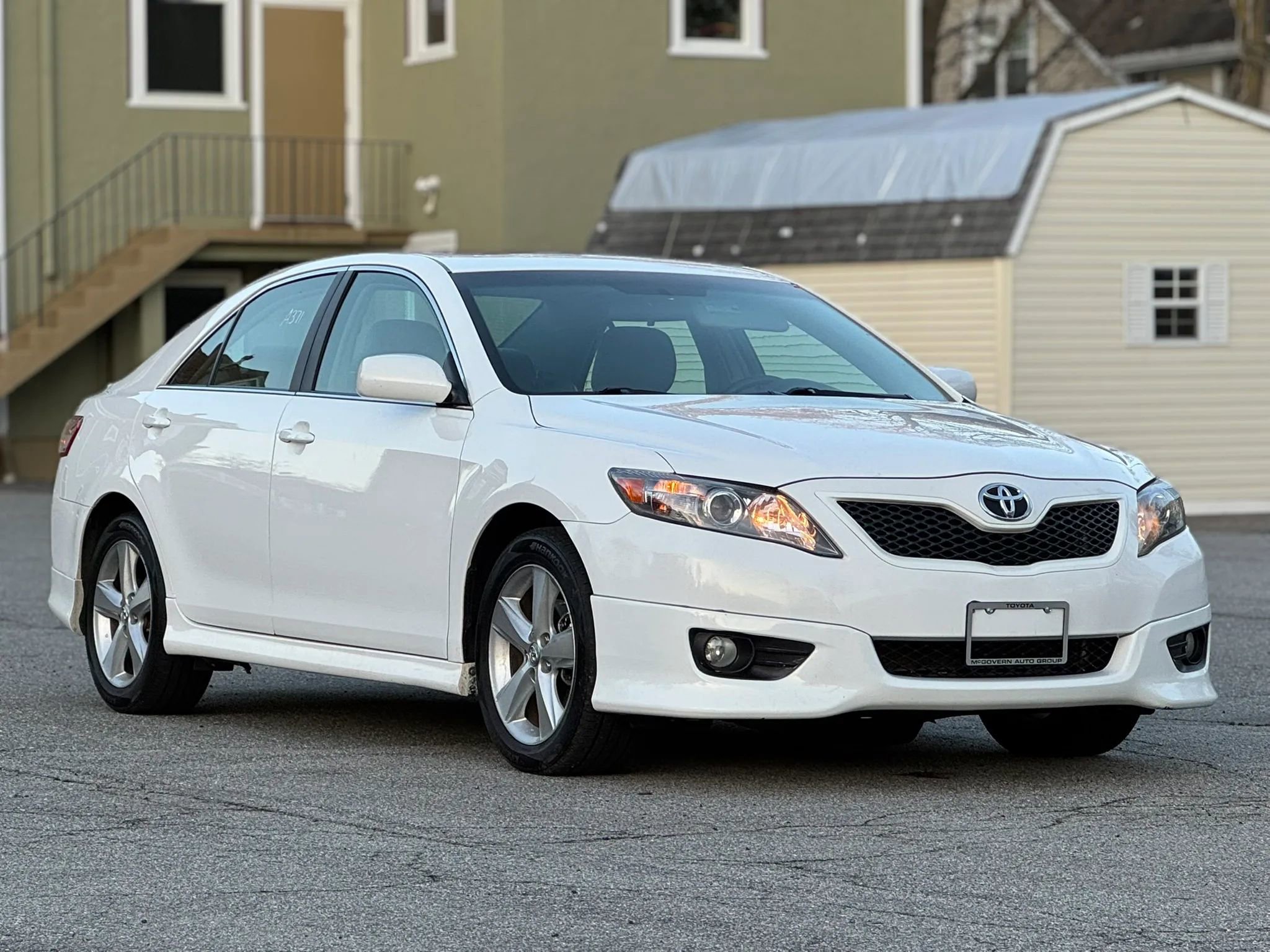 Used 2011 Toyota Camry SE w/ Sport Leather Pkg FWD image 2
