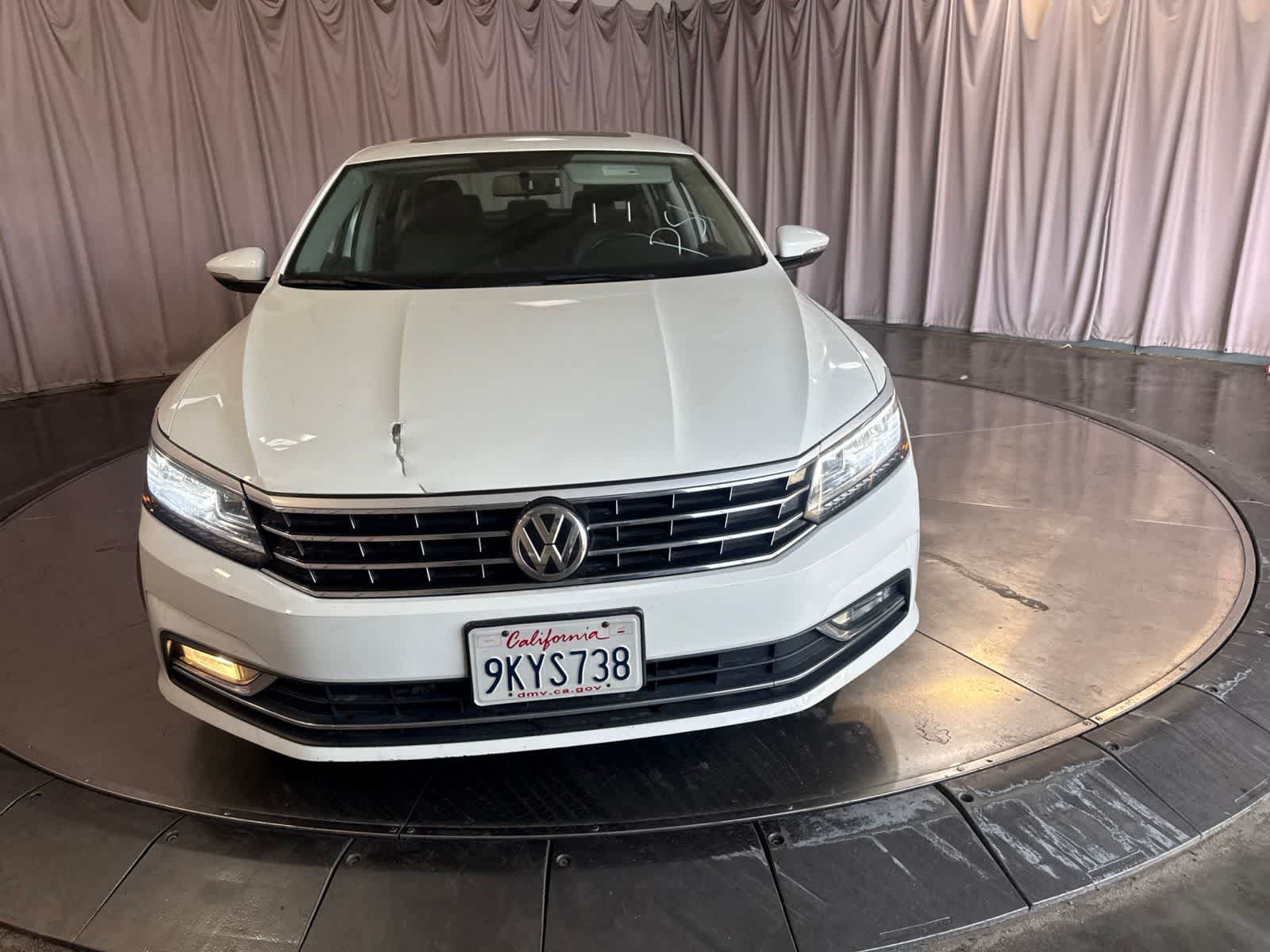 Used 2018 Volkswagen Passat 2.0T SE w/ SE Lighting Package FWD image 2