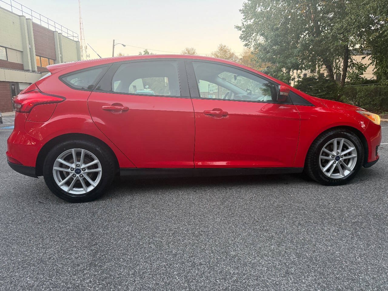 Used 2017 Ford Focus SE FWD image 5