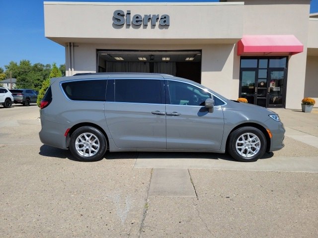 Used 2022 Chrysler Pacifica Touring-L image 4