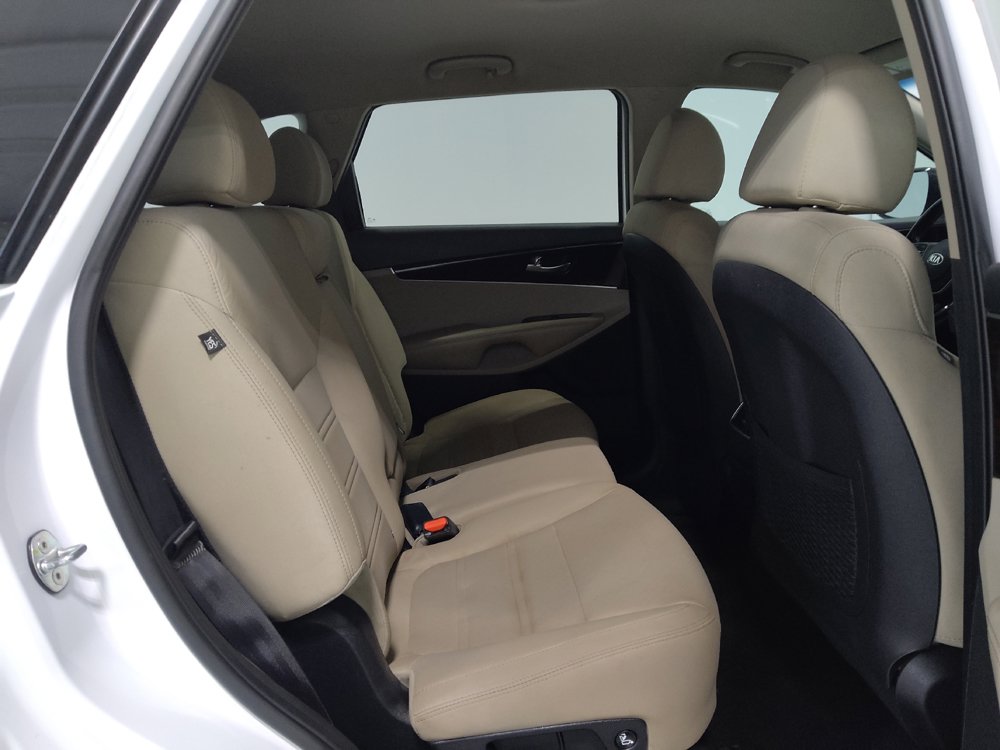 Used 2020 Kia Sorento S FWD image 19