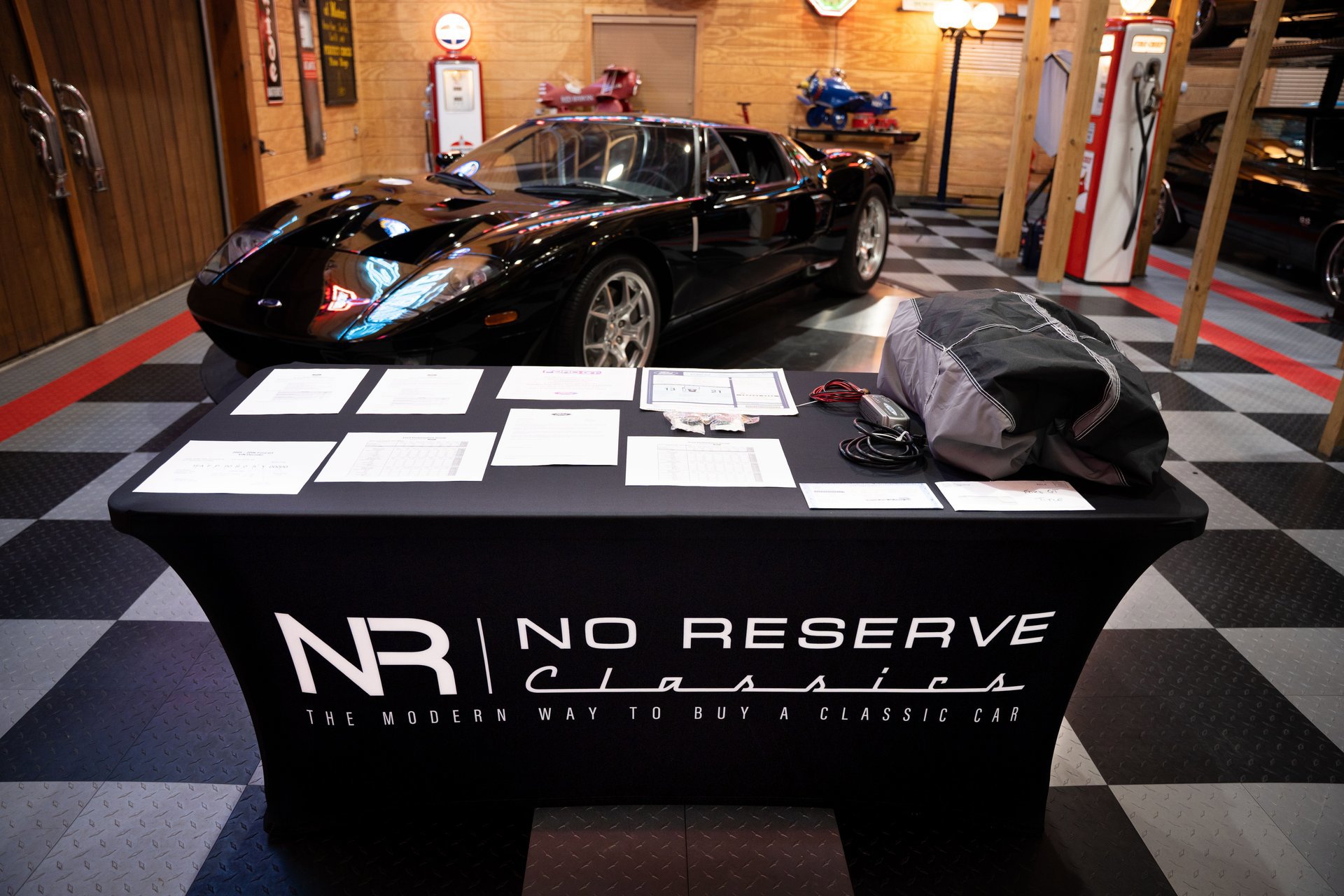 Used 2006 Ford GT RWD image 5