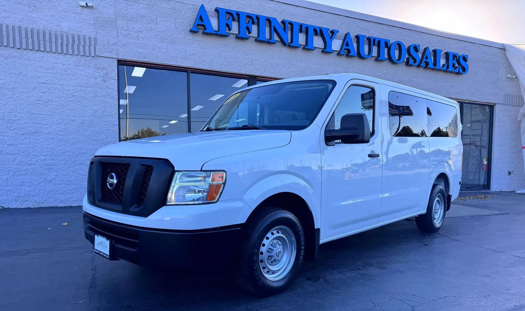 Used 2018 Nissan NV 3500 S RWD image 1