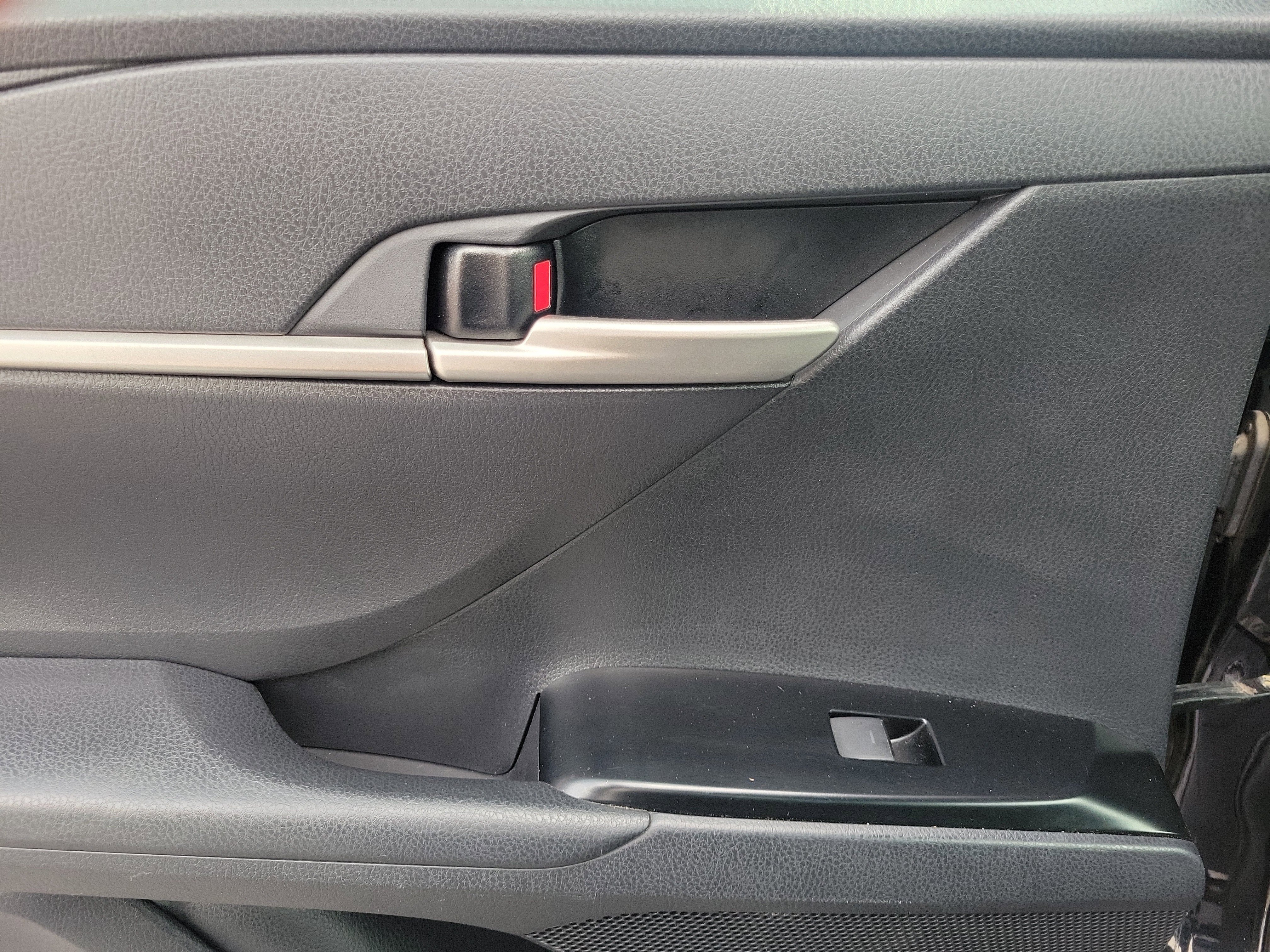 Used 2025 Toyota Camry SE FWD image 12