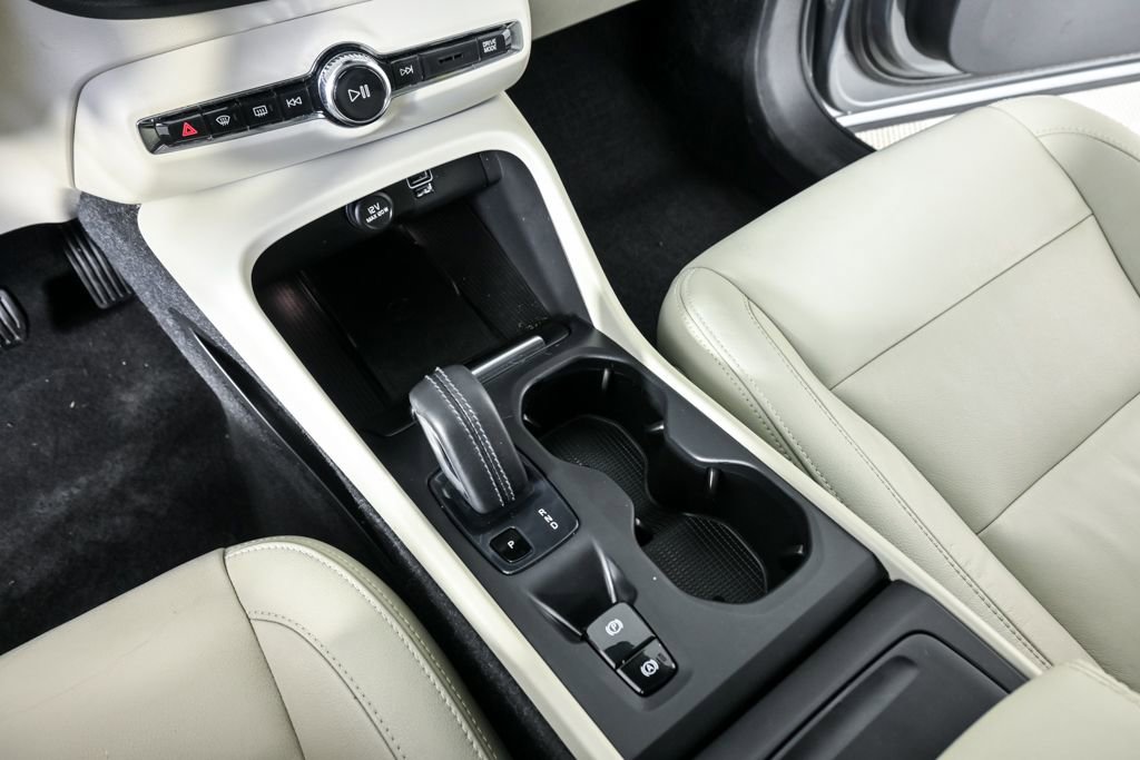 Used 2019 Volvo XC40 T5 Momentum image 16