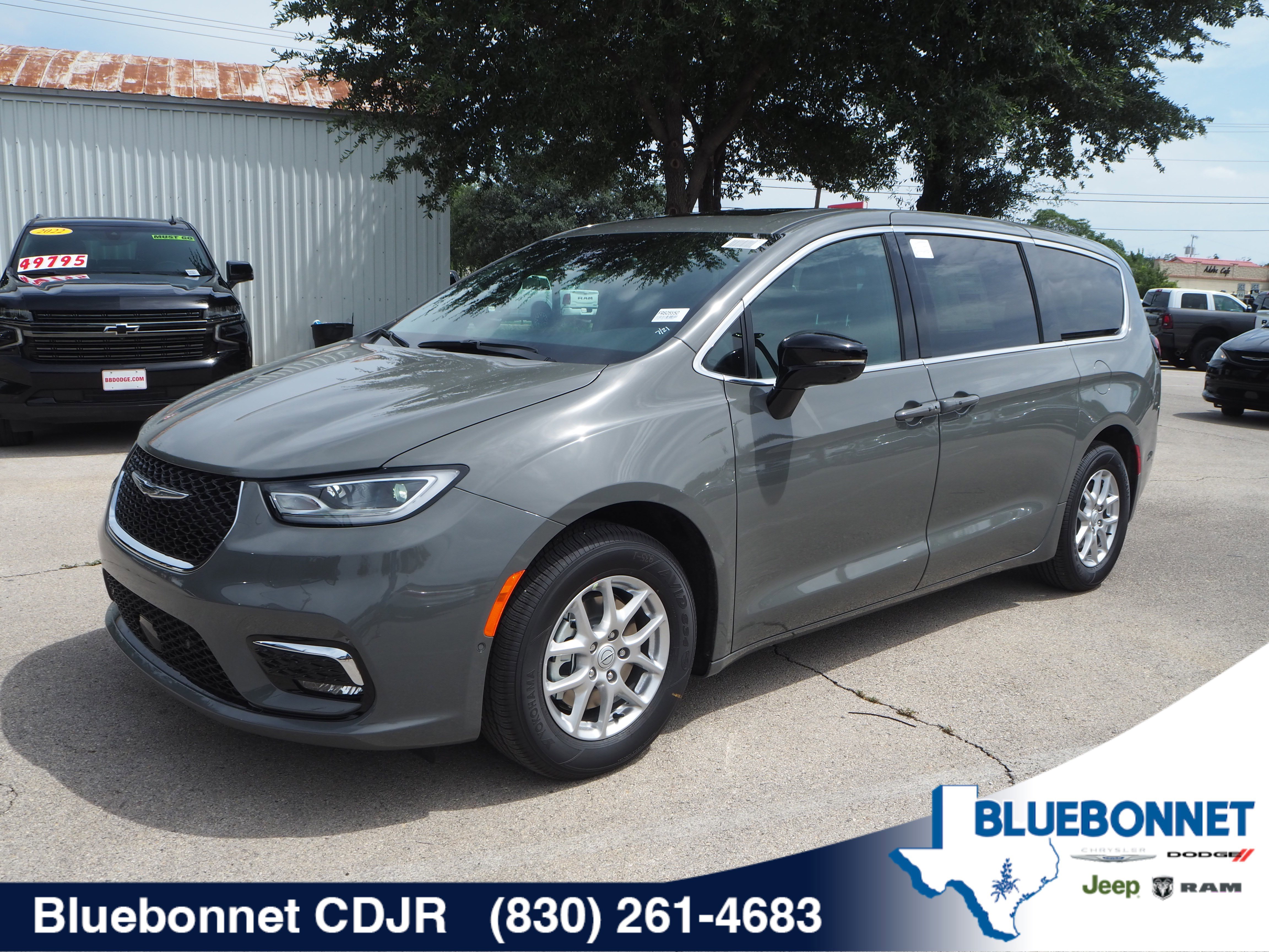 New 2025 Chrysler Pacifica Select w/ Uconnect Theater Family Group FWD image 1