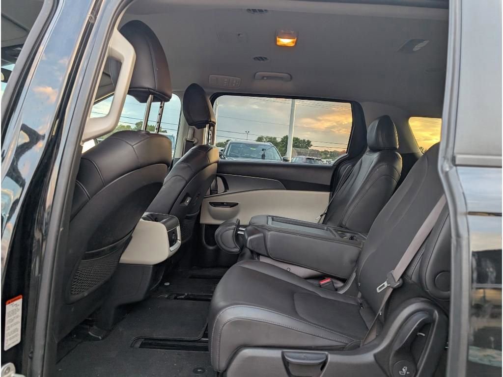 Used 2024 Kia Carnival LX image 9