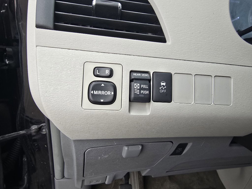 Used 2014 Toyota Sienna XLE image 15