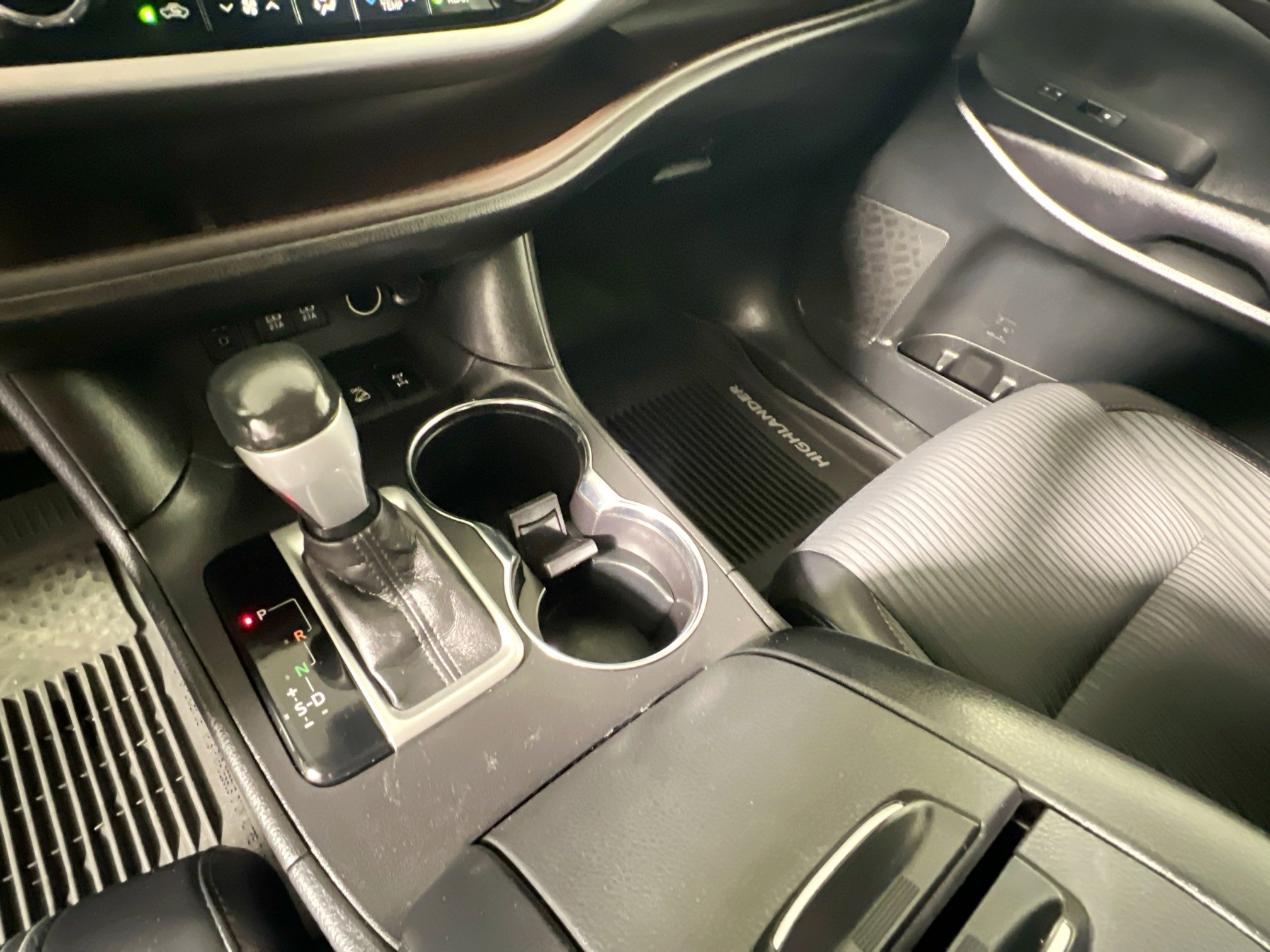 Used 2017 Toyota Highlander Plus image 25