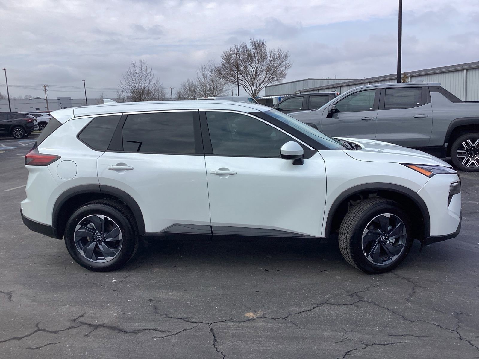Used 2025 Nissan Rogue SV image 5