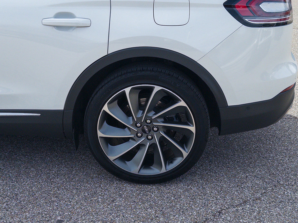 Used 2023 Lincoln Nautilus Reserve w/ Equipment Group 202A image 3