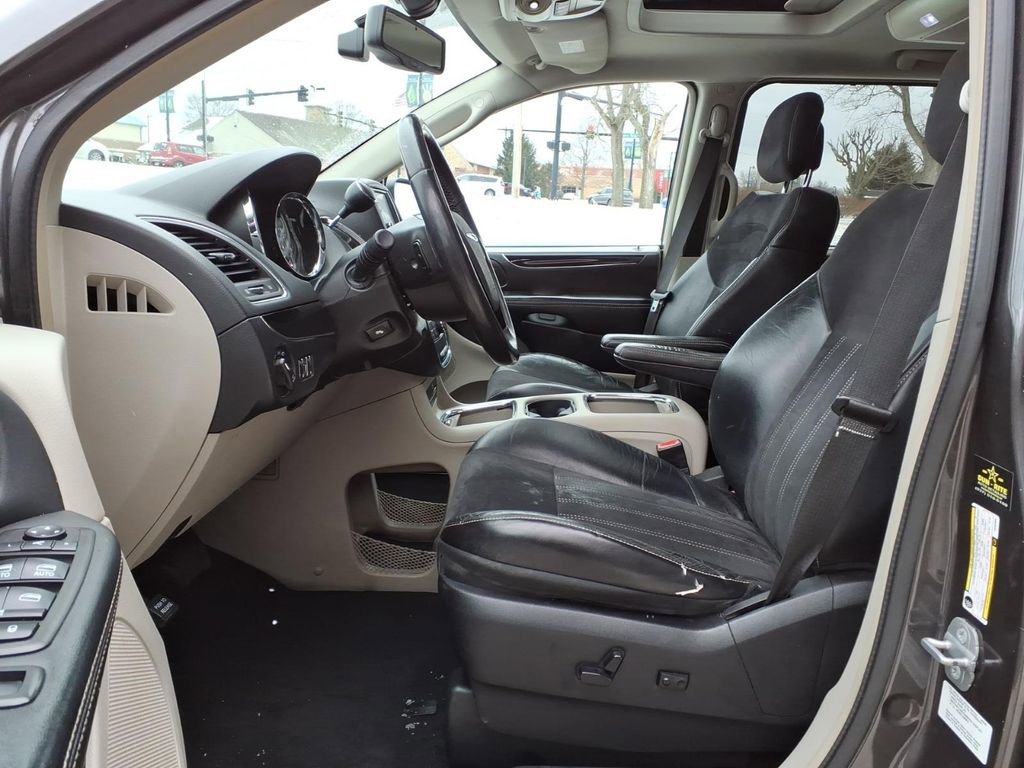 Used 2014 Chrysler Town & Country Touring-L image 13