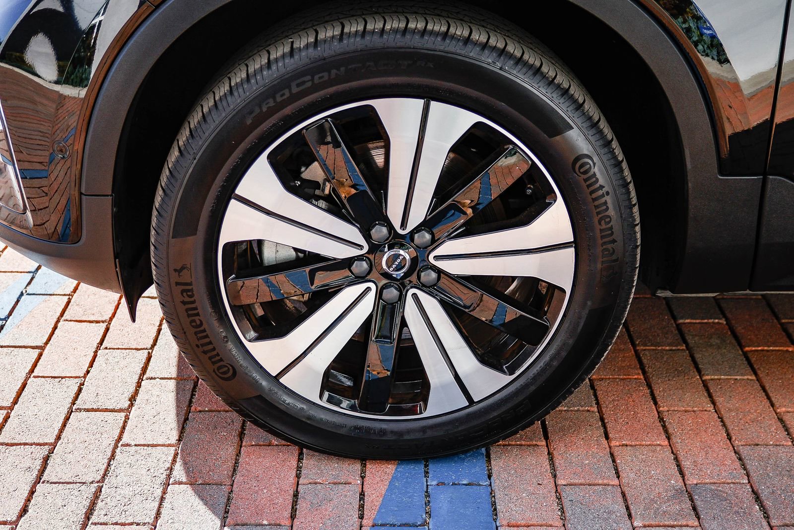 Used 2023 Volvo XC40 Recharge Plus image 11