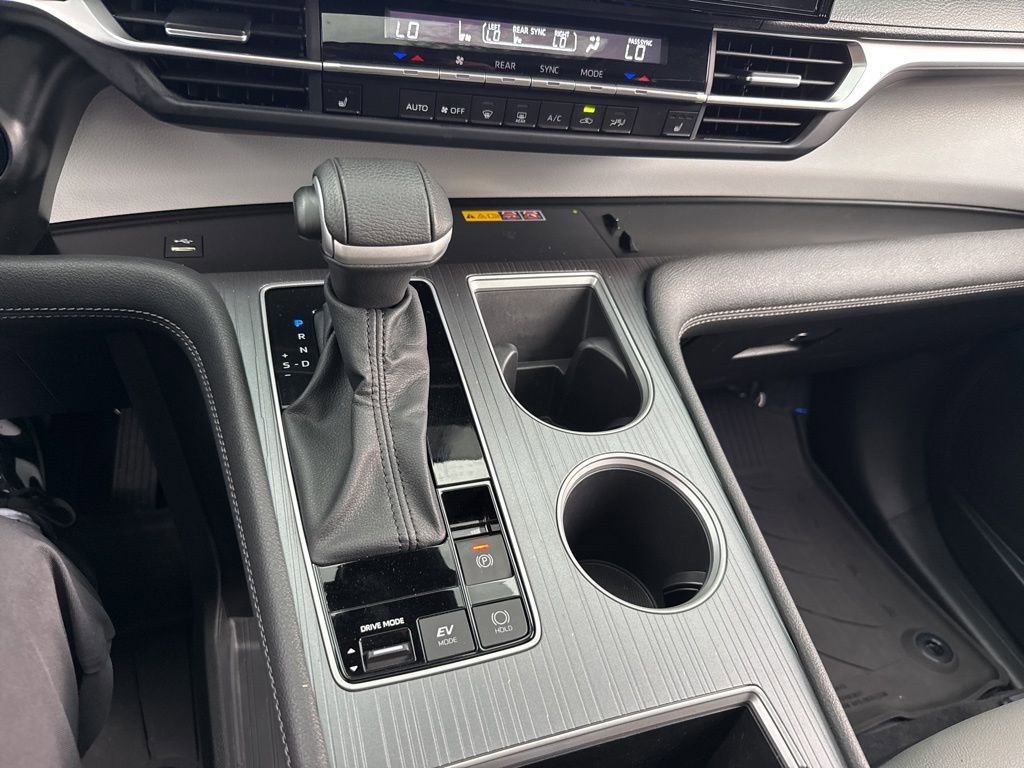 Used 2025 Toyota Sienna XLE image 32