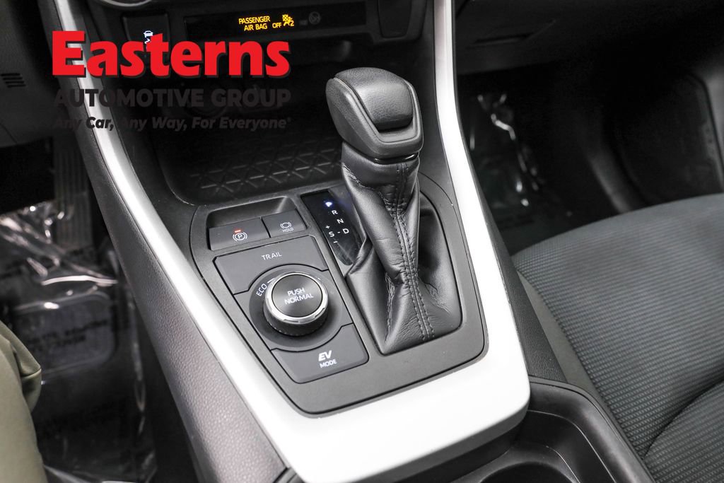 Used 2021 Toyota RAV4 LE image 13