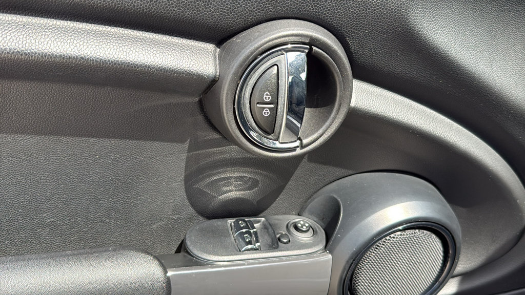 Used 2019 MINI Cooper 2-Door Hardtop w/ Signature Upholstery Package FWD image 20