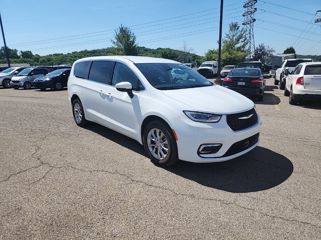 Used 2023 Chrysler Pacifica Touring-L AWD/4WD image 1