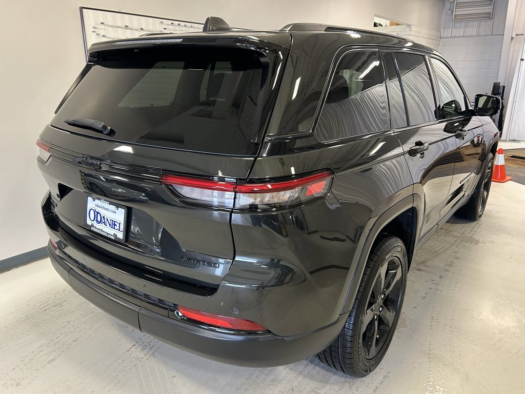 Used 2023 Jeep Grand Cherokee Limited w/ Black Appearance Package image 29