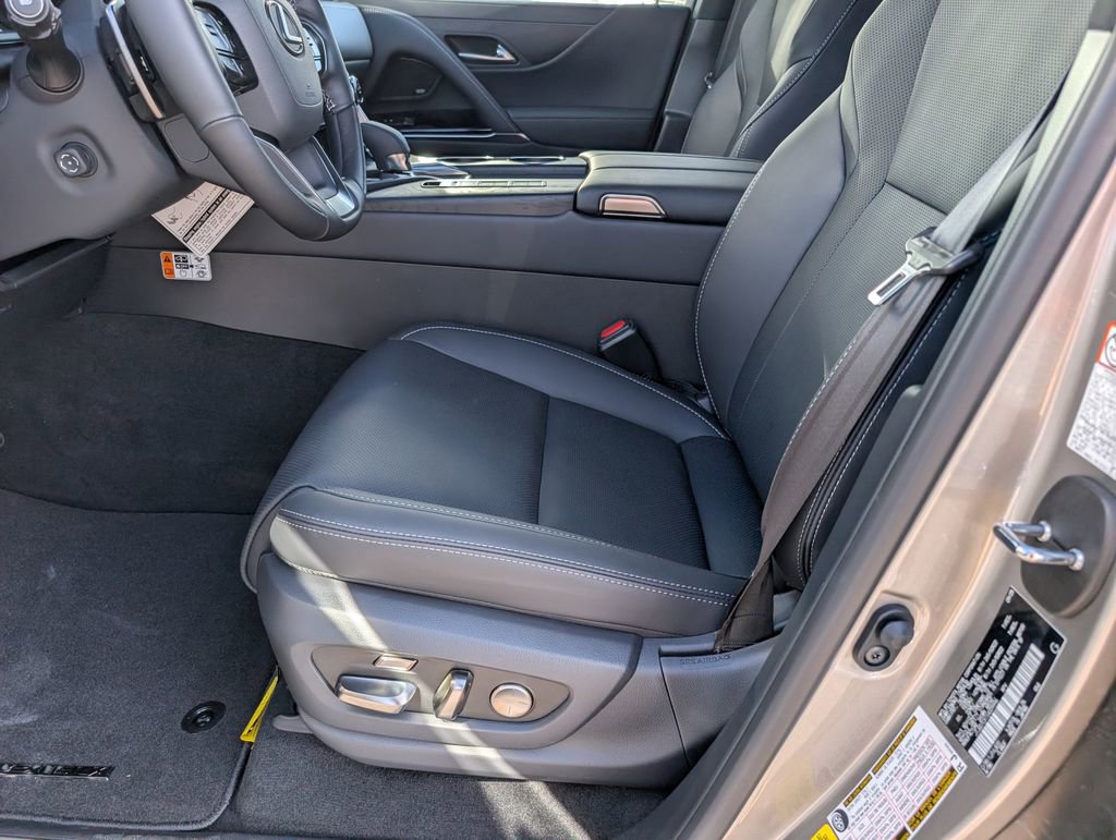 New 2025 Lexus LX 700h Luxury image 9