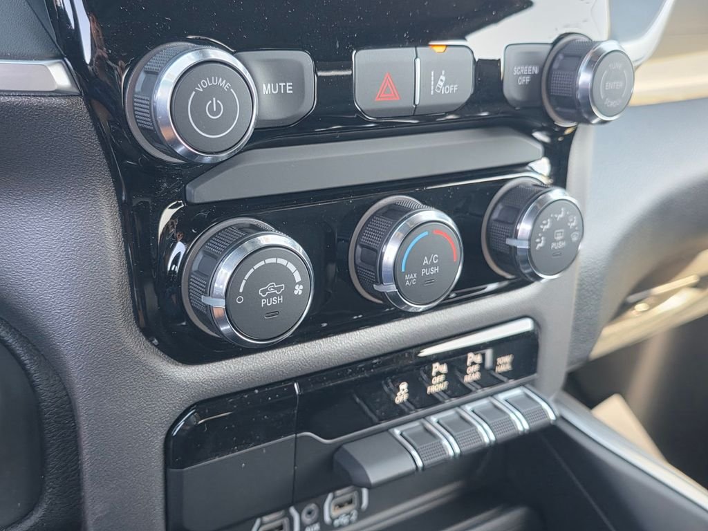 New 2026 RAM 1500 Big Horn w/ Sport Appearance Package AWD/4WD image 17