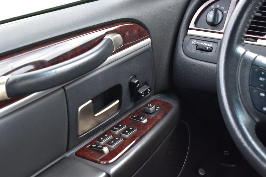 Used 2007 Lincoln Town Car Executive RWD image 40