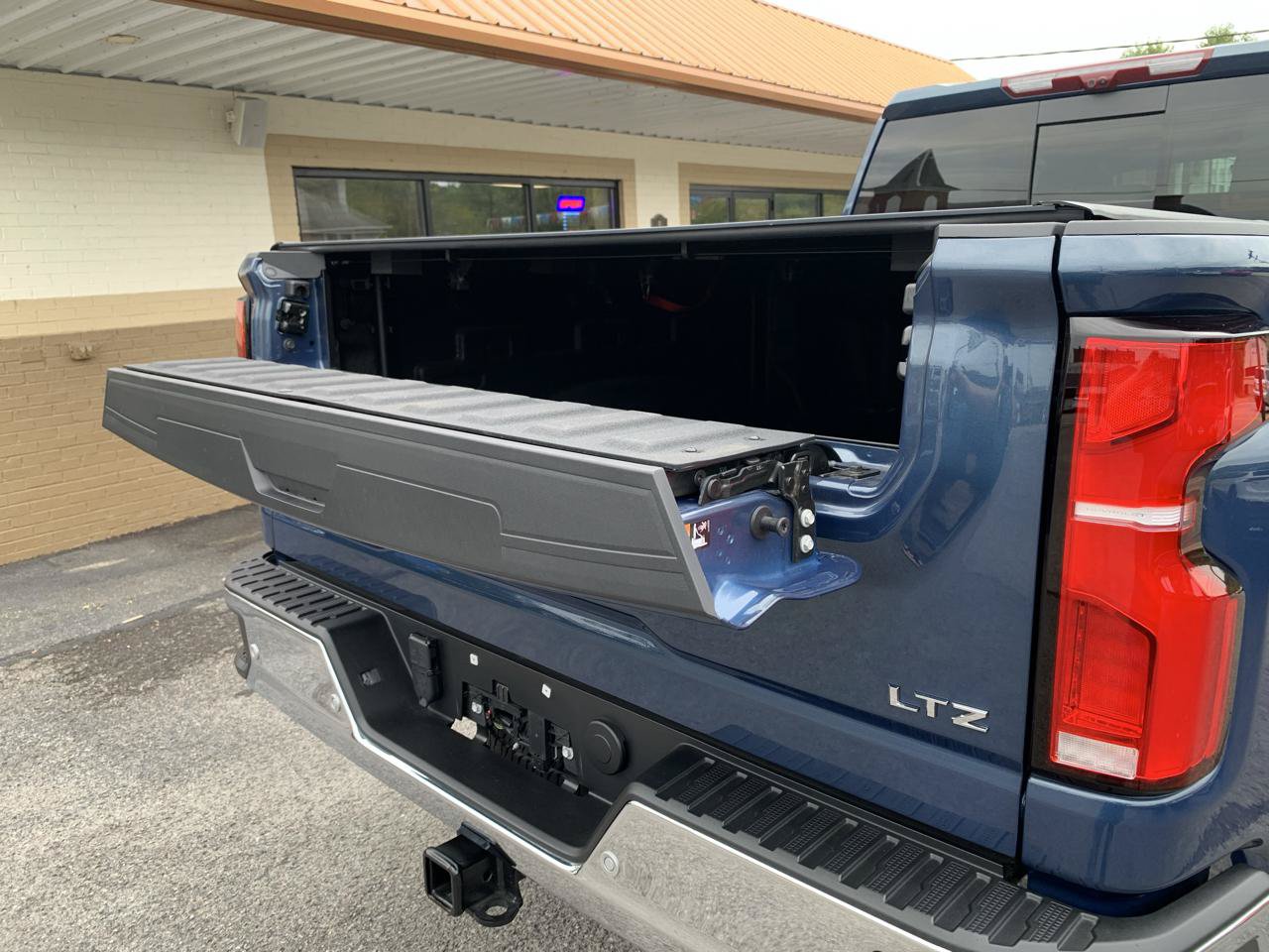 Used 2024 Chevrolet Silverado 2500 LTZ w/ LTZ Premium Package AWD/4WD image 15